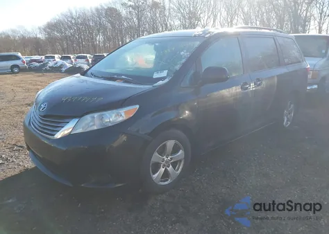 2017 Toyota Sienna Le 8 Passenger z USA, uszkodzony, nr VIN 5TDKZ3DC6HS830737